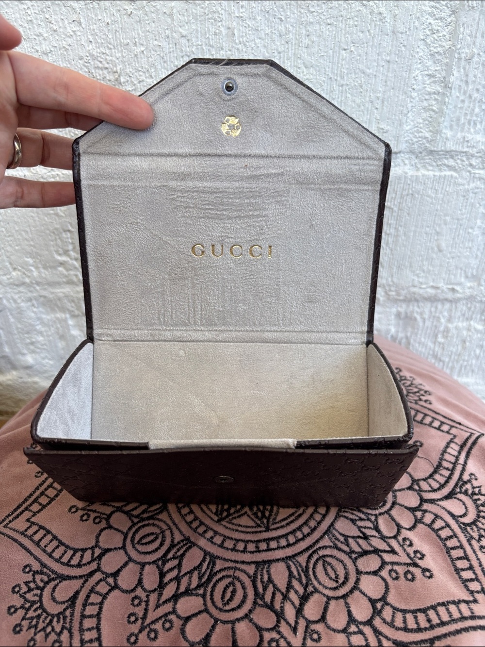 Gucci Signature Logo Monogrammed Foldable GG Sunglasses Case in Brown - Unisex - Picture 3 of 8